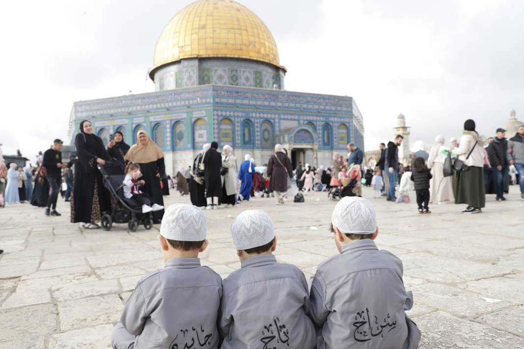 İsrail’in kısıtlamalarına rağmen akın ettiler: 120 Bin Filistinli Mescid-i Aksa’da saf tuttu - Resim: 44